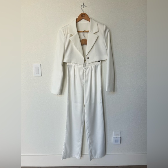 White cropped blazer with shoulder pads & white silk pants. XS - Picture 5 of 12